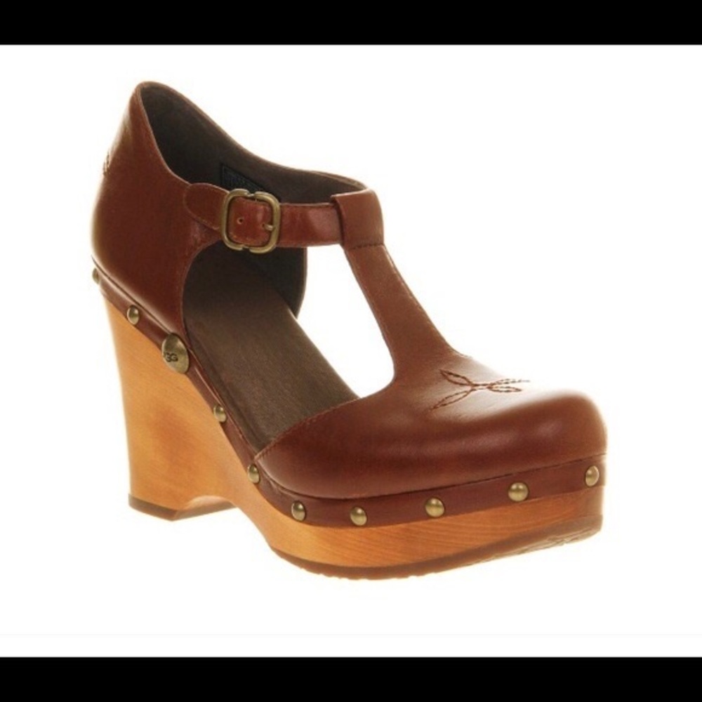UGG Christie t-strap platform Mary Jane shoes. Shearling lined size 7 UGGS